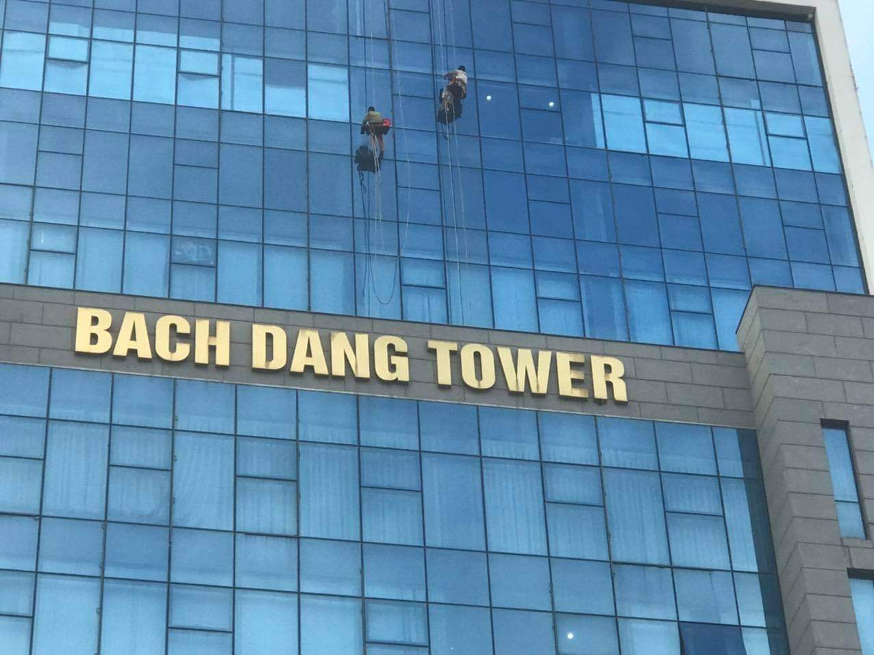 Lau kính tòa nhà Bạch Đằng Tower