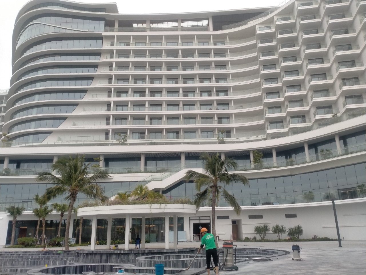 Vệ sinh bể bơi khu  khach sạn 5*du lịch  quốc tế đồi rồng